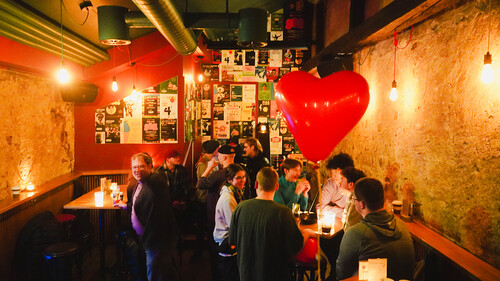Amor und Jugendseelsorger Fabian Jochum zeigte was er kann, beim Singlegottesdienst der Jungen Kirche.